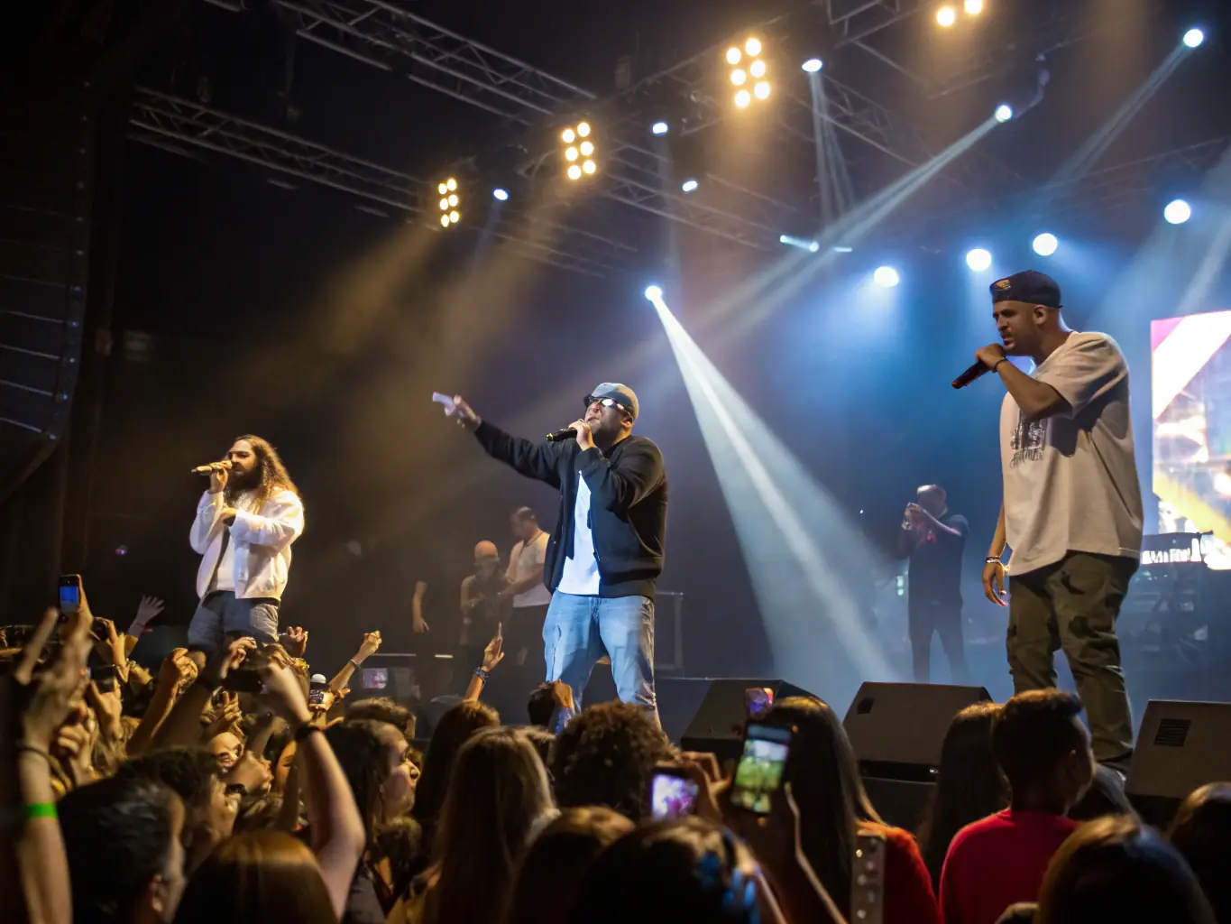 A vibrant image depicting a live concert organized by ZIKENLIVE, featuring musicians on stage and an enthusiastic audience enjoying the performance. The image should convey energy and community engagement.